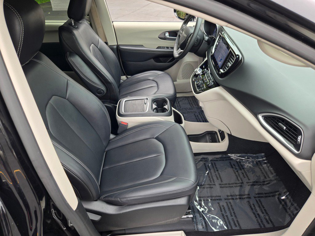 Used 2024 Chrysler Pacifica Touring-L FWD image 6