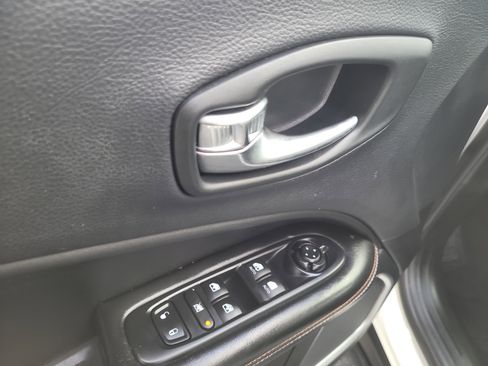 Used 2018 Jeep Compass Latitude w/ Popular Equipment Group FWD image 19