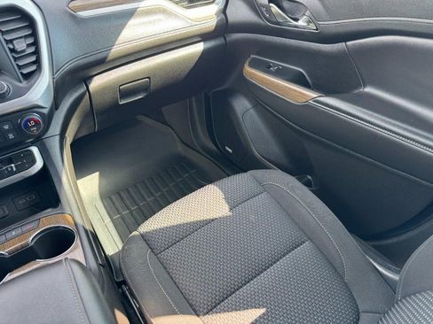 Used 2023 GMC Acadia SLE image 16