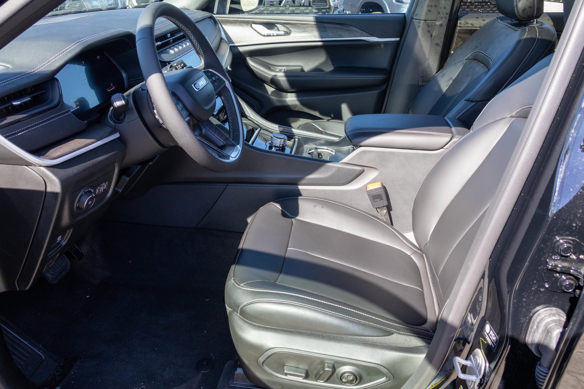 New 2026 Jeep Grand Cherokee Limited w/ Limited Altitude Package AWD/4WD image 6