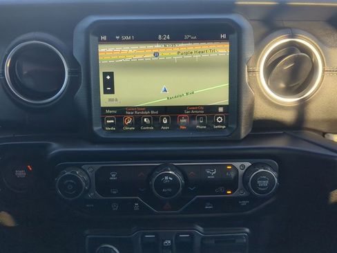 Certified 2022 Jeep Gladiator Overland w/ Popular Equipment Package AWD/4WD image 12