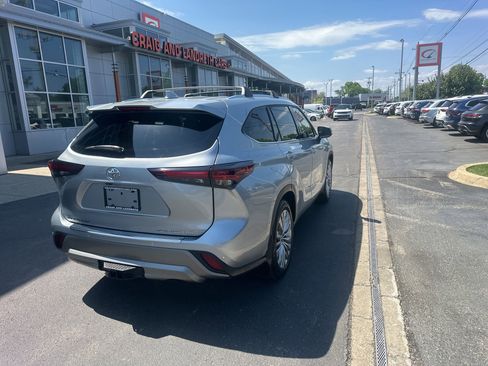 Used 2025 Toyota Highlander Platinum AWD/4WD image 5