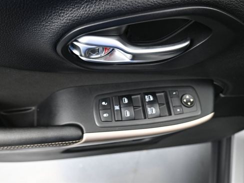 Used 2017 Jeep Cherokee Latitude w/ Cold Weather Group FWD image 12