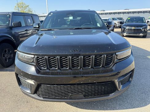 Used 2025 Jeep Grand Cherokee Altitude AWD/4WD image 6