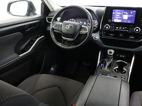 Used 2025 Toyota Highlander LE image 31