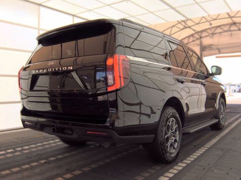 Used 2025 Ford Expedition Active AWD/4WD image 2