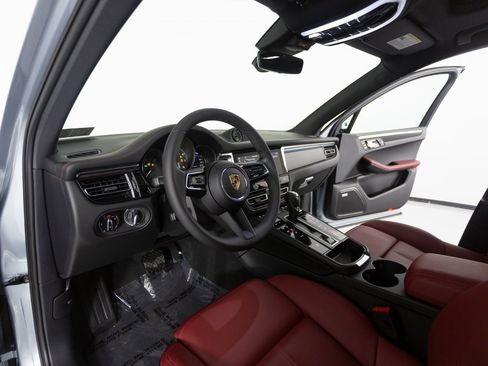 New 2026 Porsche Macan image 16