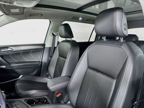 Used 2023 Volkswagen Tiguan SE w/ Panoramic Sunroof Package FWD image 8