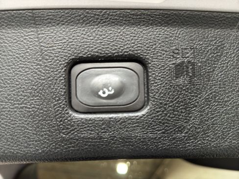 Used 2018 Ford Edge Titanium w/ Equipment Group 301A AWD/4WD image 22