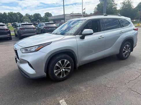 Used 2020 Toyota Highlander XLE AWD/4WD image 7