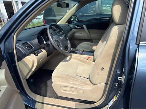 Used 2013 Toyota Highlander Plus FWD image 3