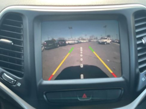 Used 2014 Jeep Cherokee Trailhawk w/ Comfort/Convenience Group AWD/4WD image 29
