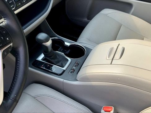 Used 2017 Toyota Highlander Limited FWD image 17