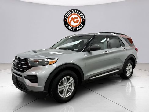 Used 2023 Ford Explorer XLT image 3