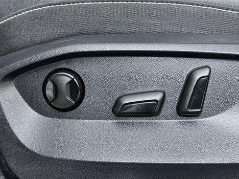 Used 2022 Volkswagen Taos SE w/ Panoramic Sunroof Package FWD image 16