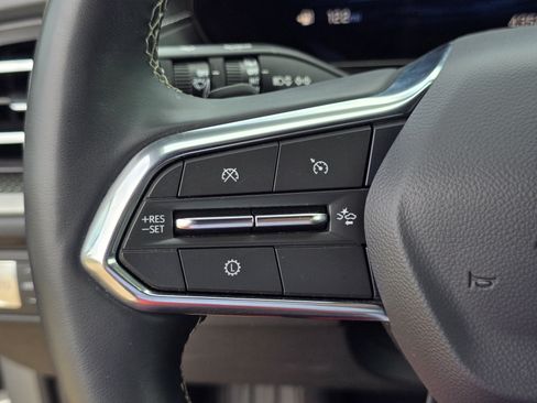 Used 2025 Chevrolet Traverse LT FWD image 17