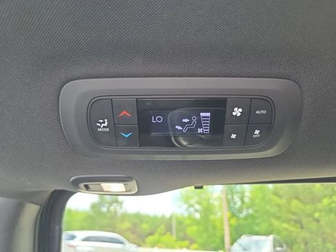 Used 2025 Chrysler Pacifica Limited FWD image 46