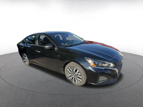 Used 2025 Nissan Altima 2.5 SV FWD image 2