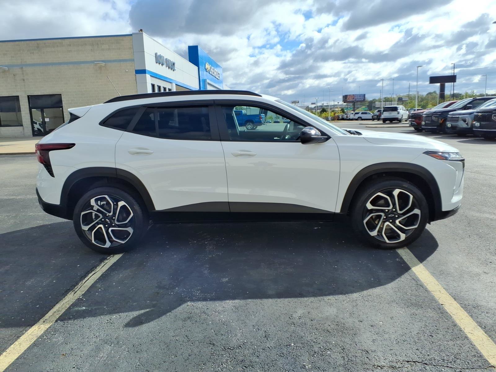 Used 2025 Chevrolet Trax RS w/ Sunroof Package FWD image 28