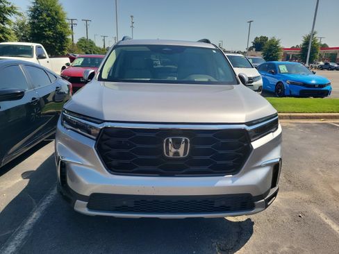 Used 2023 Honda Pilot Elite image 2