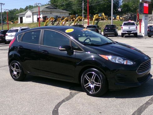 Used 2015 Ford Fiesta SE FWD image 2
