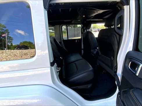 Certified 2024 Jeep Wrangler Unlimited Sahara w/ Technology Group AWD/4WD image 15