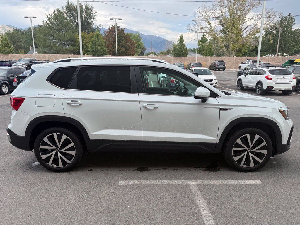 Used 2022 Volkswagen Taos SE w/ IQ.Drive SE Package FWD image 6