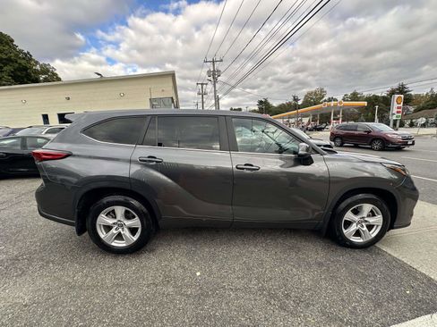 Used 2023 Toyota Highlander LE image 2