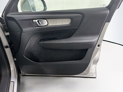 Used 2025 Volvo XC40 B5 Core image 33