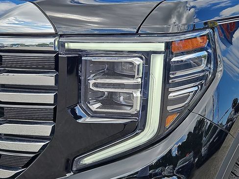 Used 2023 GMC Sierra 1500 SLT w/ SLT Convenience Package AWD/4WD image 9