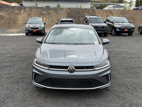 Used 2025 Volkswagen Jetta SE FWD image 2