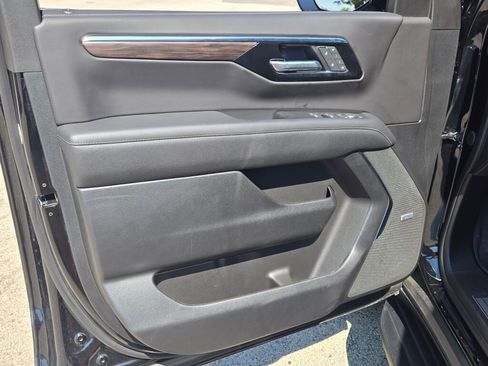 Used 2025 Chevrolet Suburban Premier image 28