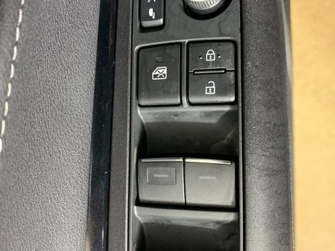 Used 2021 Toyota Venza LE AWD/4WD image 17