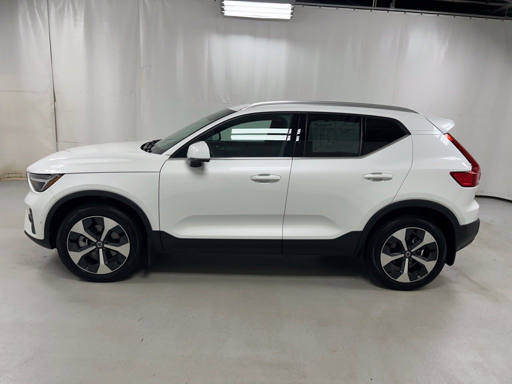Used 2025 Volvo XC40 B5 Plus AWD/4WD image 8