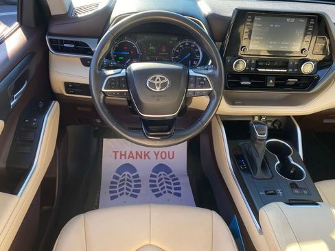 Used 2021 Toyota Highlander XLE image 11