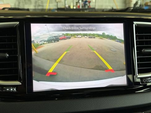 Used 2024 Chrysler Pacifica Touring-L FWD image 21