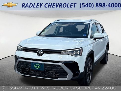 Used 2025 Volkswagen Taos SE AWD/4WD image 1