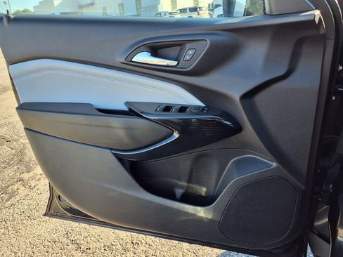 Used 2025 Chevrolet Trax LT w/ LT Convenience Package FWD image 32