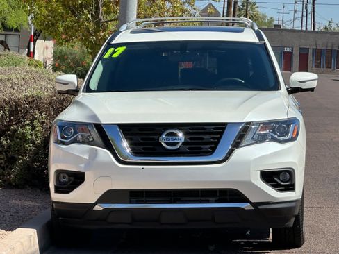 Used 2017 Nissan Pathfinder Platinum FWD image 2