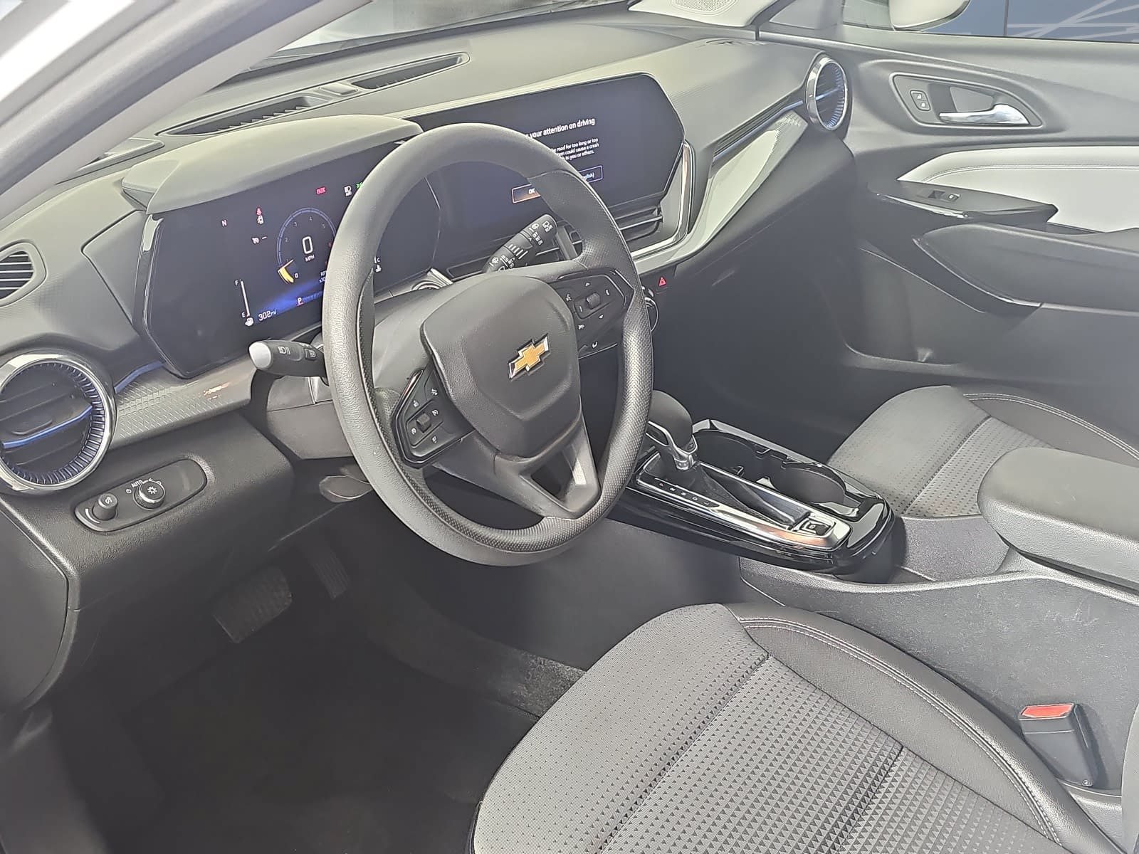 Used 2025 Chevrolet Trax LT FWD image 13