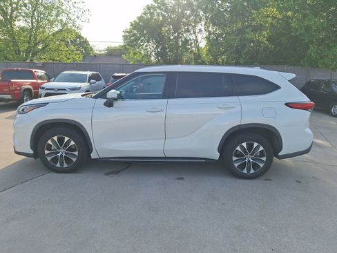 Used 2020 Toyota Highlander XLE image 3