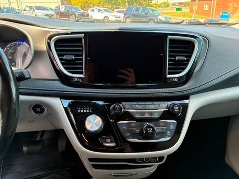 Used 2021 Chrysler Pacifica Touring-L FWD image 29