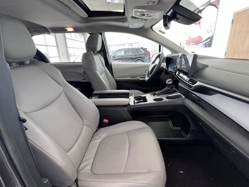 Used 2025 Toyota Sienna XLE image 19