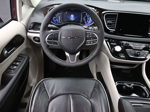 Used 2023 Chrysler Pacifica Limited FWD image 16