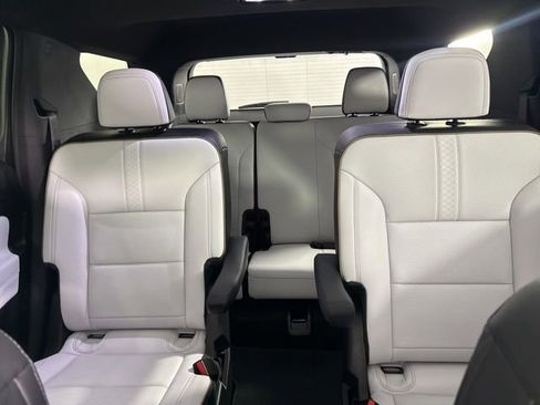 Used 2025 Chevrolet Traverse High Country image 43