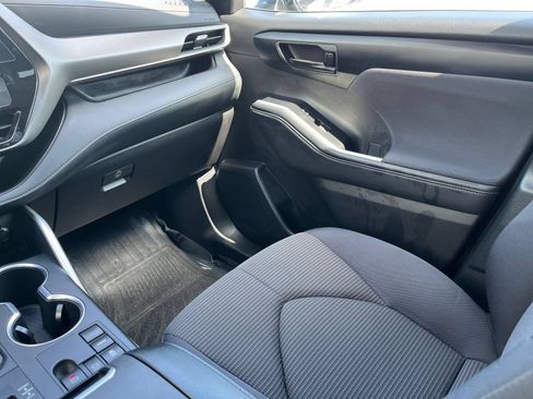 Used 2025 Toyota Highlander LE FWD image 40