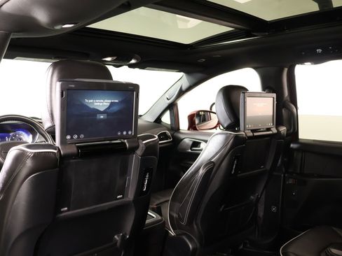 Used 2018 Chrysler Pacifica Limited w/ Advanced Safetytec Group image 2