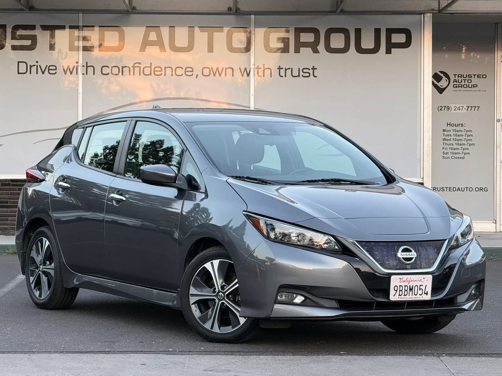 Used 2021 Nissan Leaf SV FWD image 2