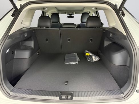 Used 2025 Volkswagen Tiguan SE image 9