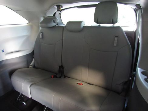 Used 2024 Toyota Sienna XLE FWD image 17